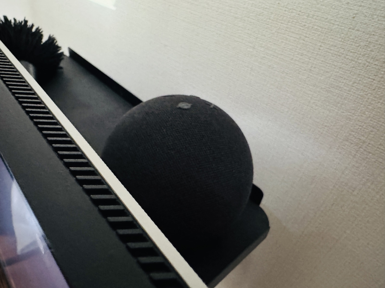 ベッド脇の棚に置いた Echo Dot
