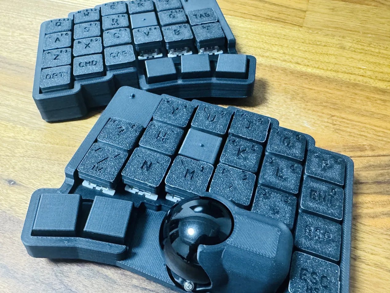 文字入りキーキャップを取り付けた分割キーボードroBa