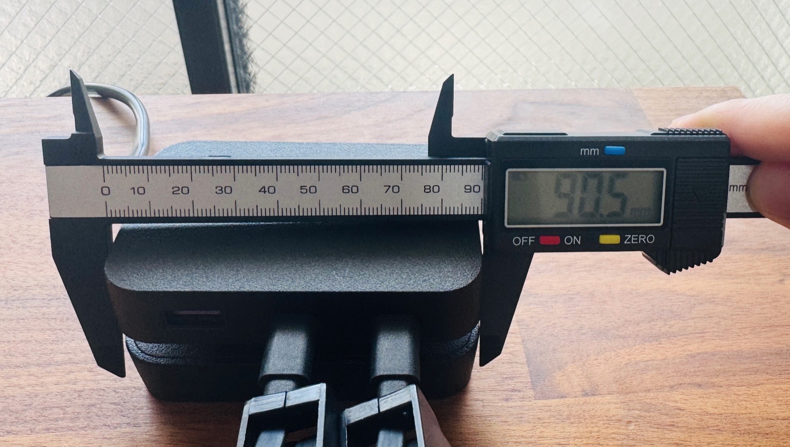 CIO Polaris CUBE をノギスで実測しているところ。幅90.5mm