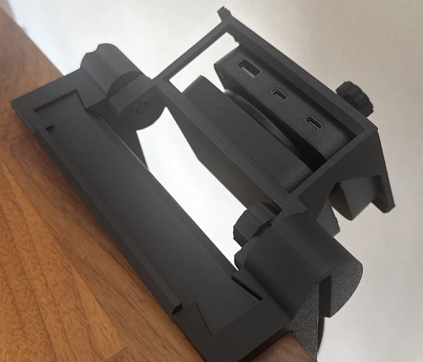実測値から3Dプリントした、CIO Polaris CUBE 用のデスク固定ホルダー
