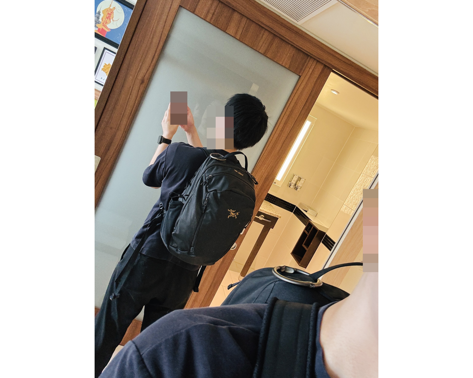 荷物を詰めたリュックを背負った後ろ姿
