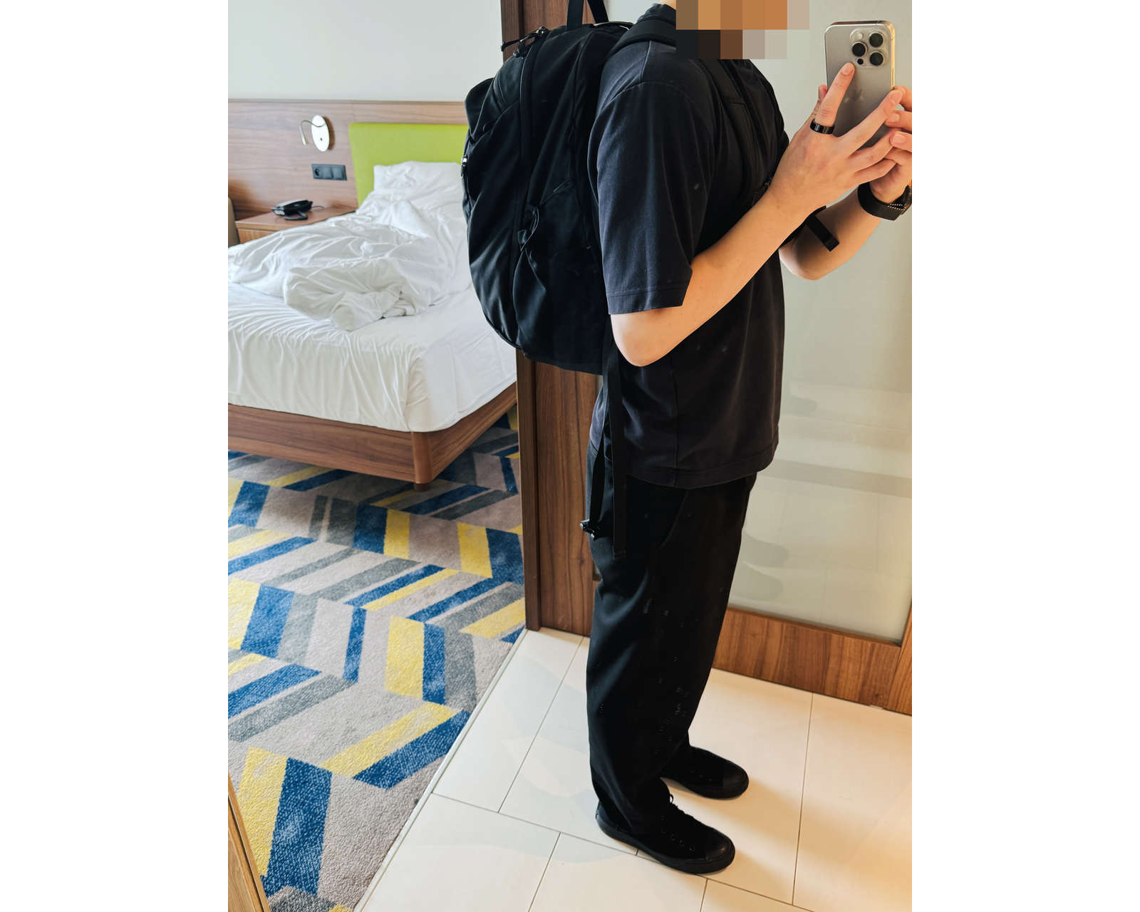 荷物を詰めたリュックを背負った横からの姿