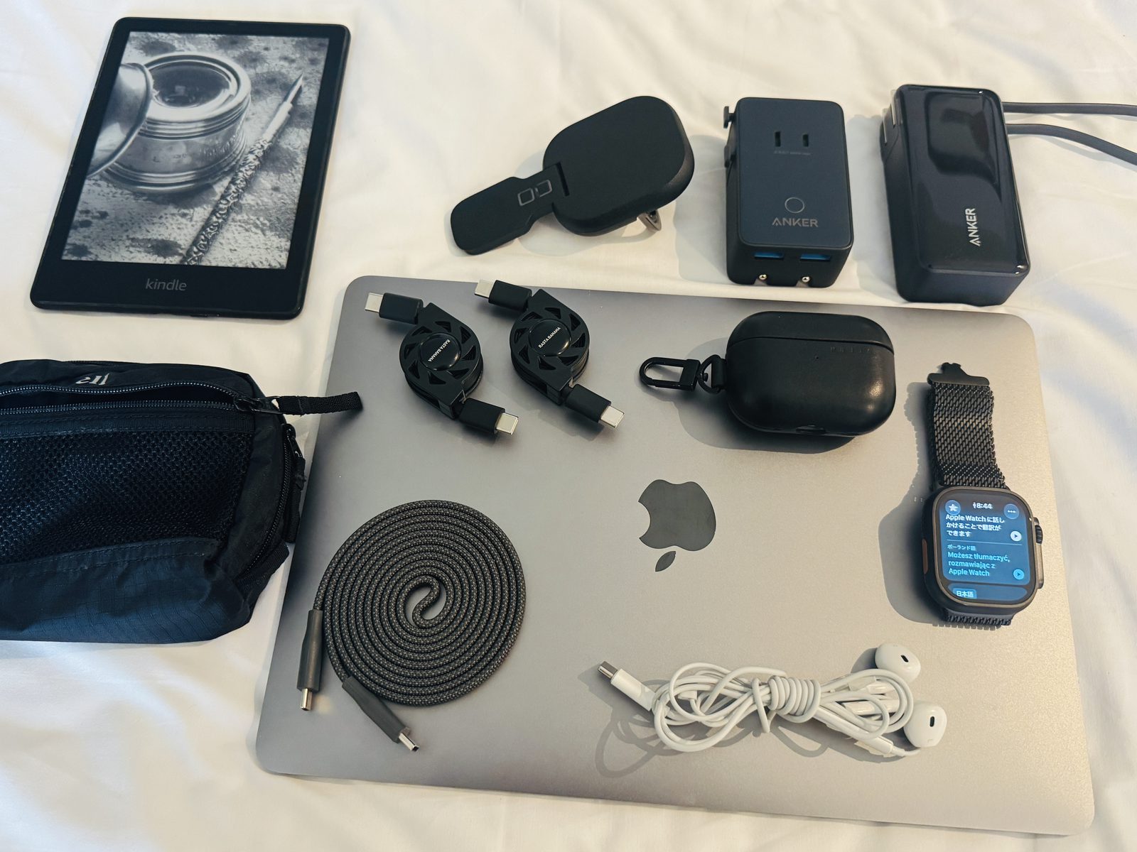 MacBook AirとKindleとApple Watch Ultra、充電機器やケーブル