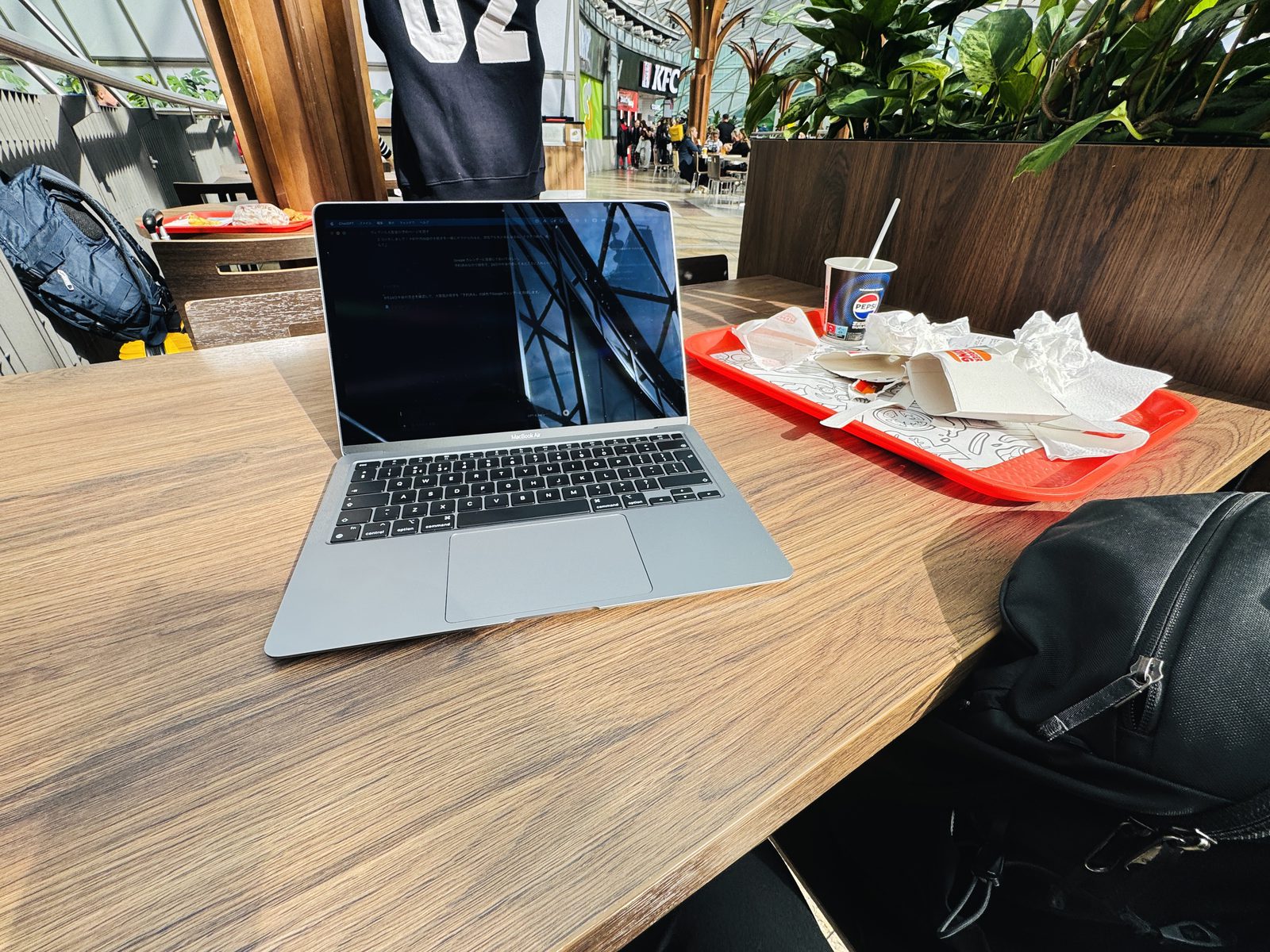 フードコートでMacBook Airを開いて調べ物やチケット予約
