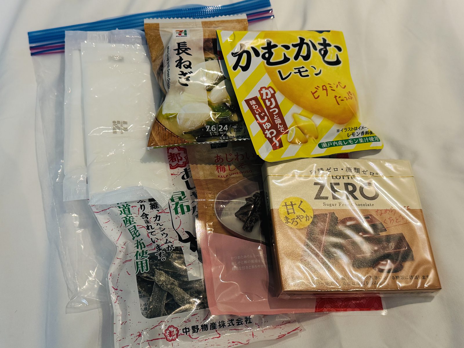 袋にまとめたチョコレートや昆布のお菓子、味噌汁
